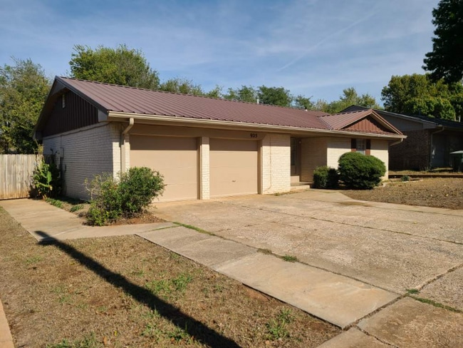 925 Crown Dr in Edmond, OK - Foto de edificio - Building Photo