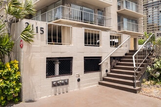 Hale Moani Condominiums in Honolulu, HI - Building Photo - Building Photo