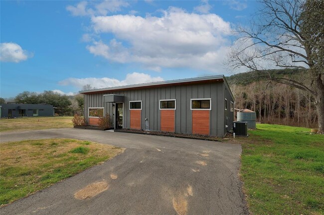 7001 Ranch to Market 2222 in Austin, TX - Foto de edificio - Building Photo