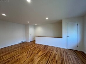 56 Sintsink Dr E in Port Washington, NY - Building Photo - Building Photo