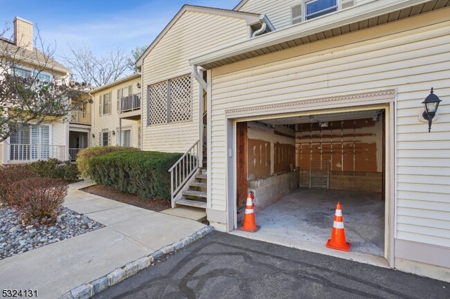 7 Commonwealth Dr in Bernards, NJ - Building Photo - Building Photo