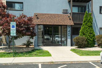 Regents Park Apartments in Bensenville, IL - Foto de edificio - Building Photo