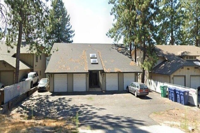 8715 N Colton St, Unit B in Spokane, WA - Foto de edificio - Building Photo