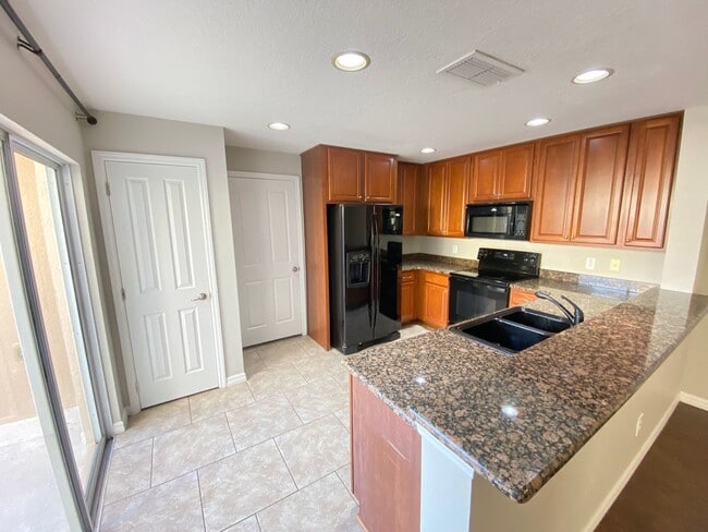 Avalon Park corner end Townhome featuring 3 bedrooms, 2.5 baths, plus office, and 2 car garage. in Orlando, FL - Building Photo - Building Photo