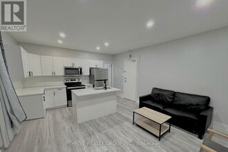 2 Metcalfe St in St Thomas, ON - Building Photo - Building Photo