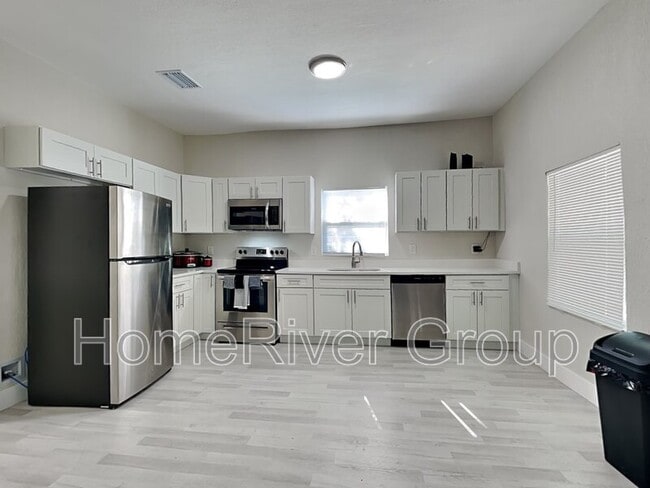 2423 E 19th Ave in Tampa, FL - Foto de edificio - Building Photo