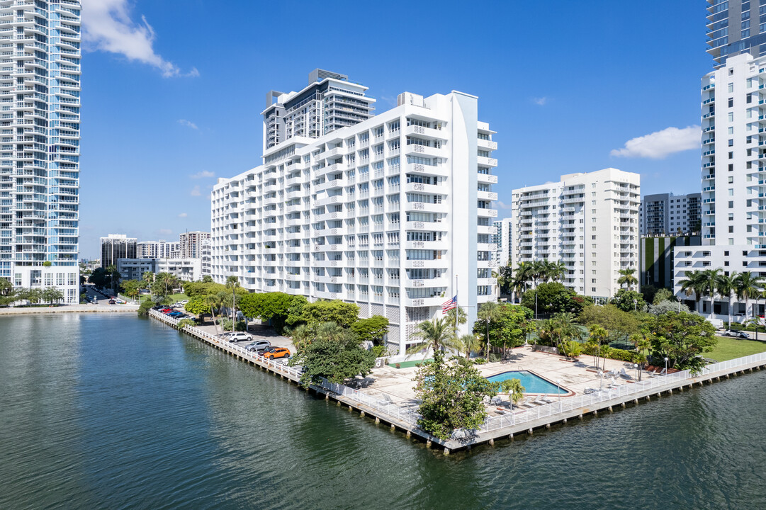 Biscayne 21 in Miami, FL - Building Photo