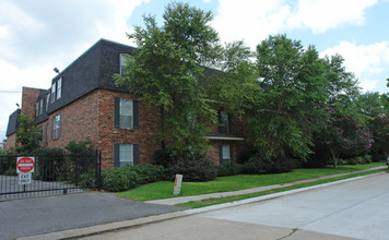 One Metairie Place in Metairie, LA - Building Photo - Building Photo