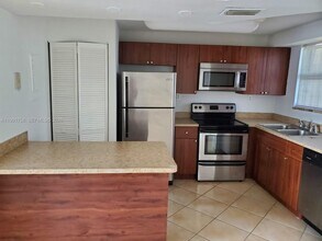 555 NE 30th St, Unit 502 in Miami, FL - Foto de edificio - Building Photo