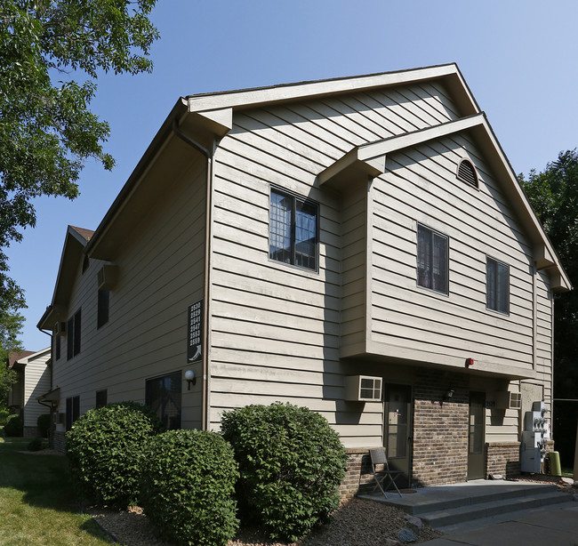 Perfect blend of comfort & convenience! in Chaska, MN - Foto de edificio - Building Photo