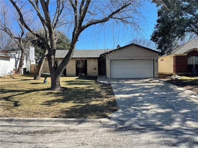 2002 Holly Springs Dr in Taylor, TX - Building Photo - Building Photo