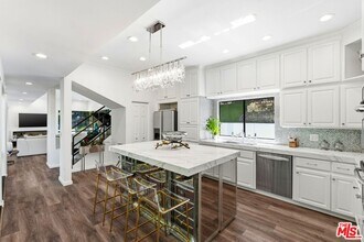 2350 Benedict Canyon Drive in Beverly Hills, CA - Building Photo - Building Photo