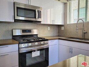 2337 1/2 S Crenshaw Blvd in Los Angeles, CA - Building Photo - Building Photo