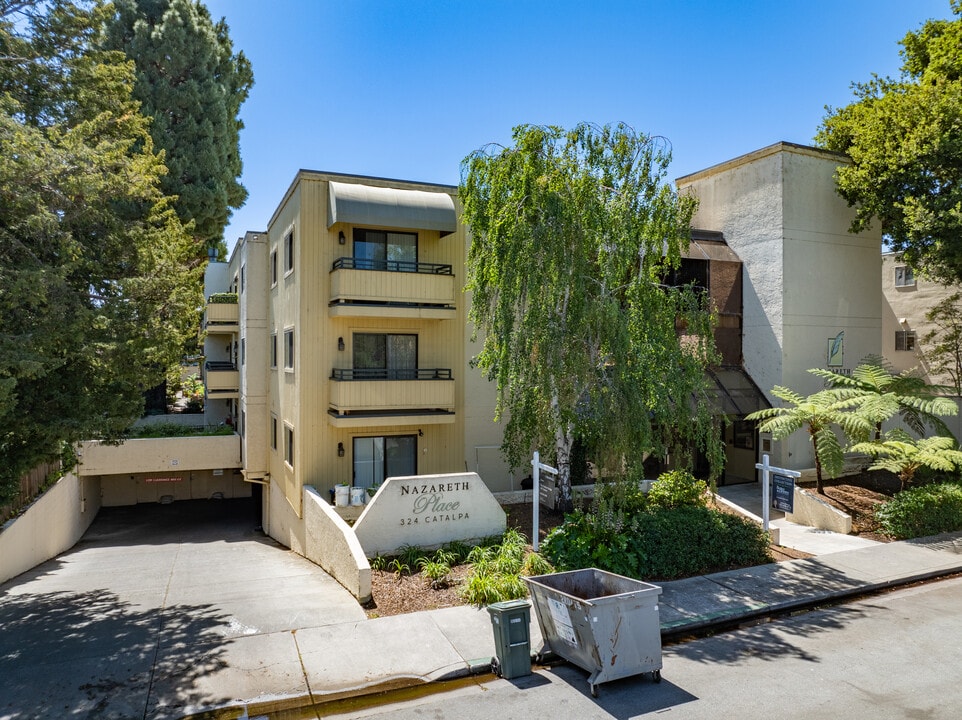 Nazareth Place in San Mateo, CA - Foto de edificio