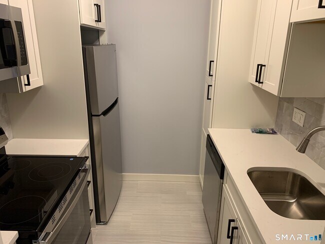 34 A Padanaram Rd in Danbury, CT - Foto de edificio - Building Photo