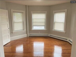 1129 Main St, Unit 1 in Pawtucket, RI - Foto de edificio - Building Photo