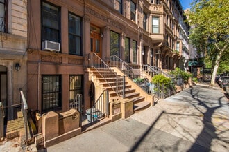 130 W 73rd St in New York, NY - Building Photo - Building Photo
