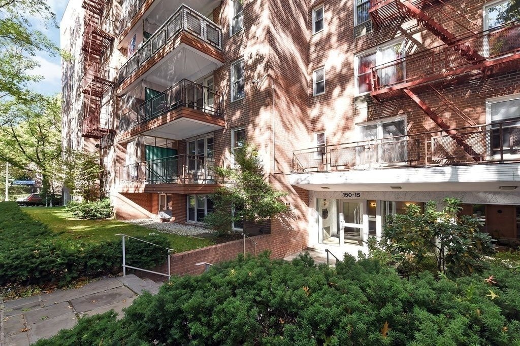 150-15 79th ave in Flushing, NY - Building Photo