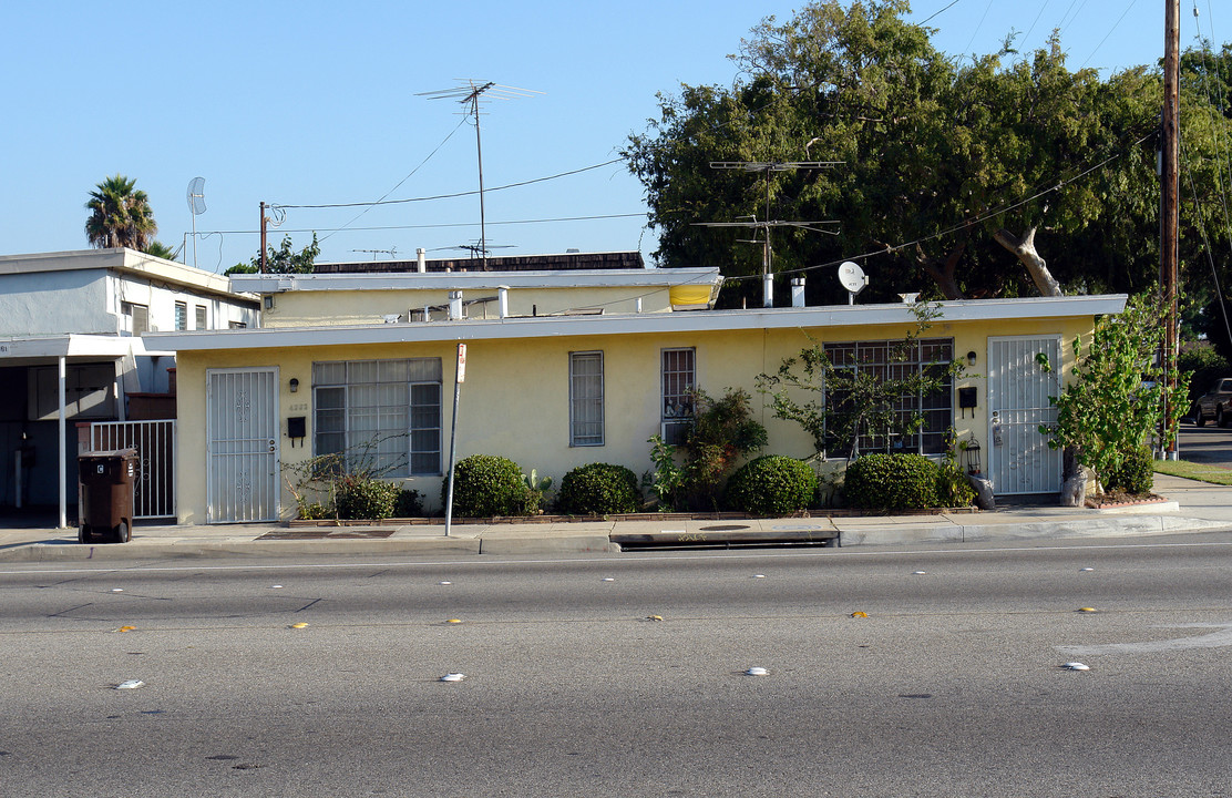 12733-12737 Manor Dr in Hawthorne, CA - Building Photo