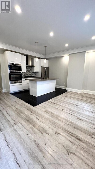 118 Bellevue Ave in Toronto, ON - Building Photo