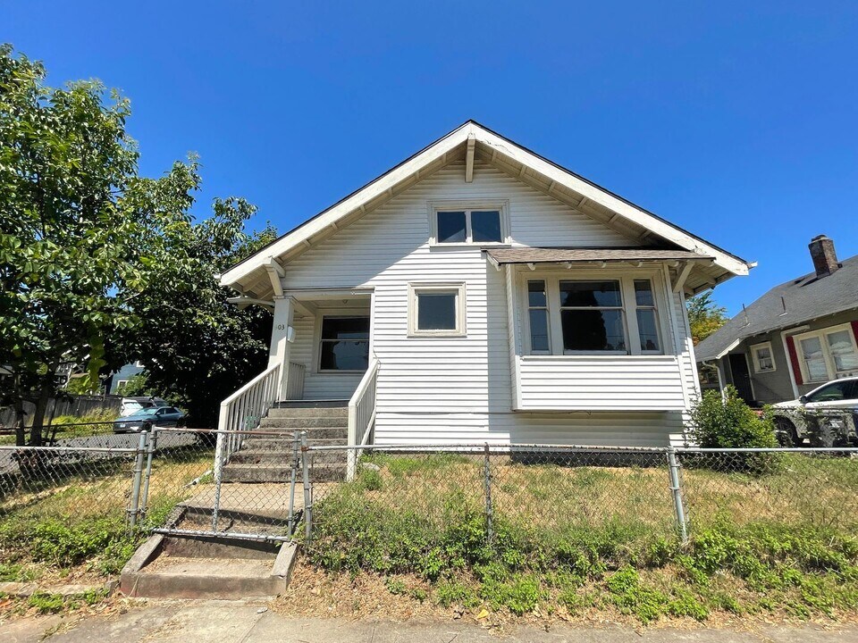 903 NE Prescott St in Portland, OR - Building Photo