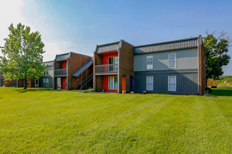 Eleven Hundred Apartments in West Chester, OH - Foto de edificio - Building Photo