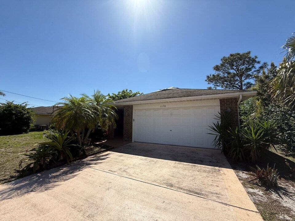 1170 SW Edinburgh Dr in Port St. Lucie, FL - Building Photo