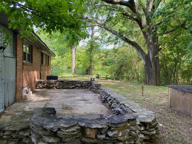 624 Bruce St in Oxford, AL - Foto de edificio - Building Photo