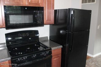 6610 Stana Dr in Louisville, KY - Building Photo - Building Photo