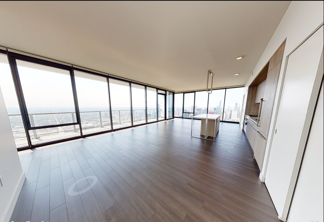 100 E 14th St in Chicago, IL - Building Photo