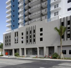 Stadium Tower in Miami, FL - Foto de edificio - Building Photo