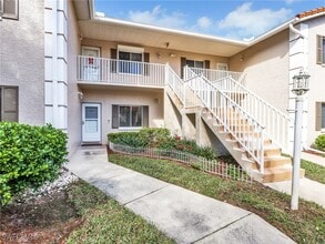 725 Saratoga Cir in Naples, FL - Foto de edificio - Building Photo