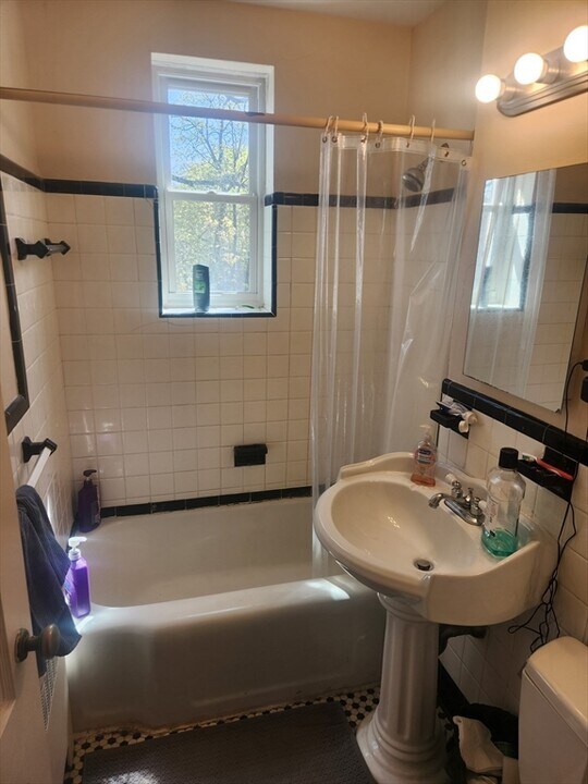 150 Beaconsfield Rd, Unit 5 in Brookline, MA - Building Photo