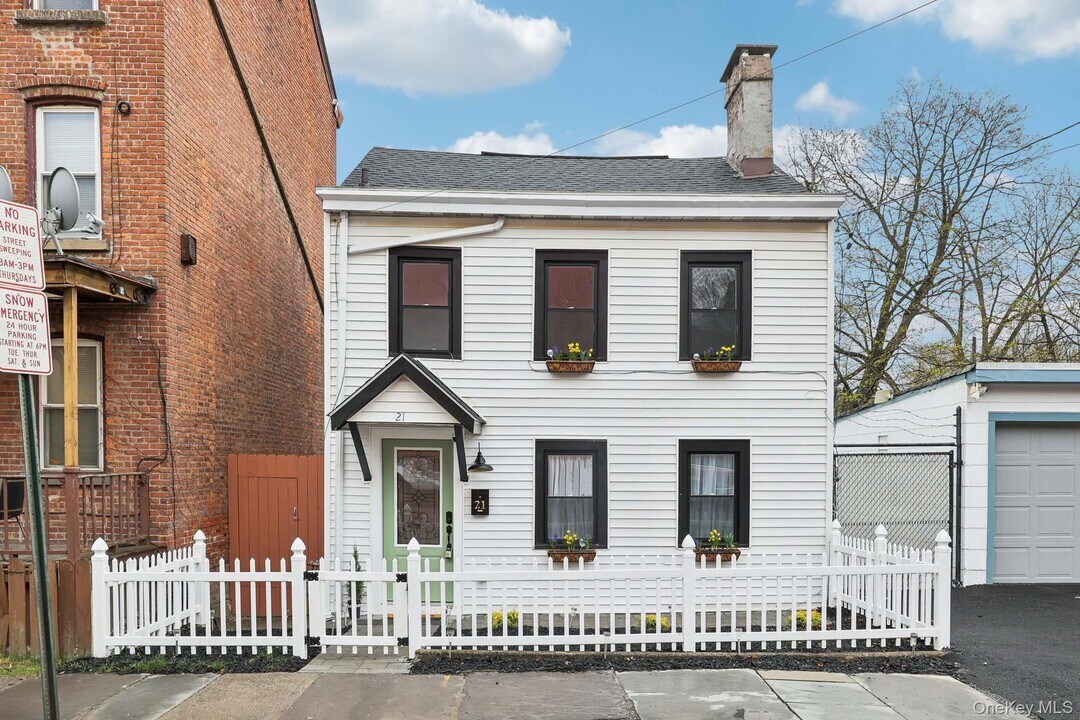 21 Carter St in Newburgh, NY - Building Photo