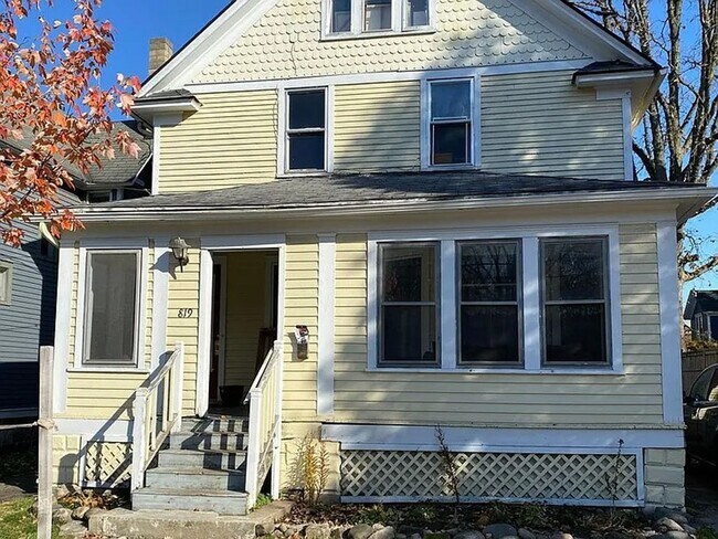 property at 819 Oak St