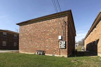 Saddlebrook Ln Apartments in Louisville, KY - Building Photo - Building Photo