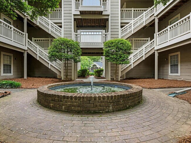 5011 Sharon Rd in Charlotte, NC - Foto de edificio - Building Photo