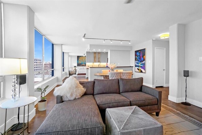 1212 Guadalupe St in Austin, TX - Foto de edificio - Building Photo