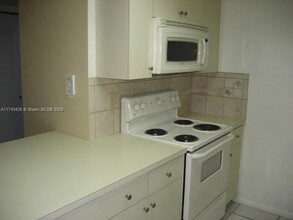 10744 N Kendall Dr in Miami, FL - Building Photo - Building Photo