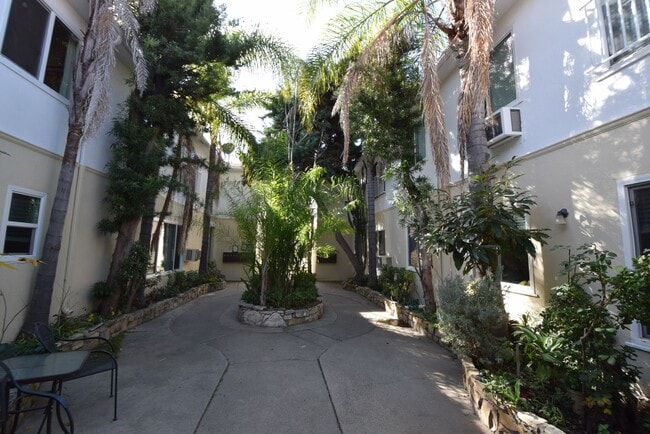 11785 Laurelwood Dr in Los Angeles, CA - Building Photo - Building Photo
