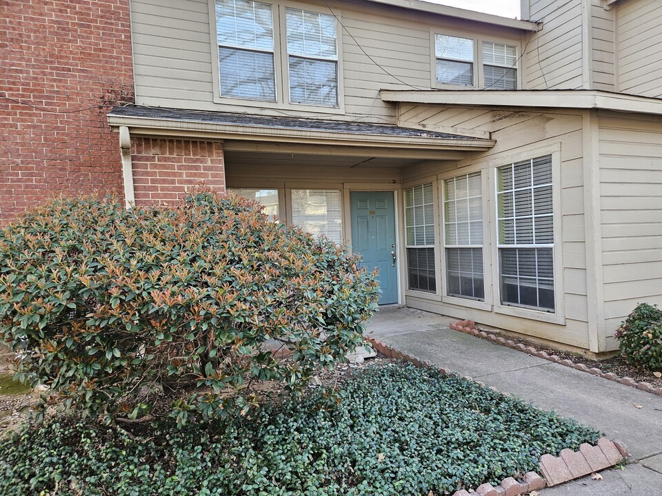 1435 Meadowood Village Dr, Unit 1435 in Fort Worth, TX - Foto de edificio