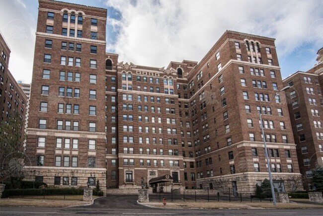 229 Ward Pkwy in Kansas City, MO - Building Photo - Building Photo