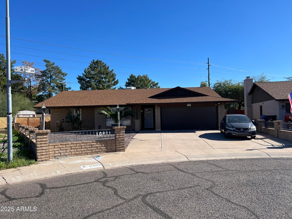 10801 N 43rd Dr in Glendale, AZ - Building Photo