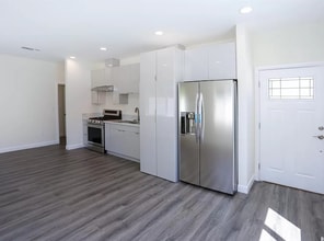 7523 Milwood Ave in Canoga Park, CA - Foto de edificio - Building Photo