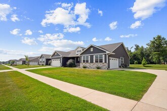 3016 Sherwood Dr in Marion, IA - Foto de edificio - Building Photo