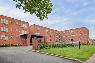 Royal Towers in Hackensack, NJ - Foto de edificio - Building Photo