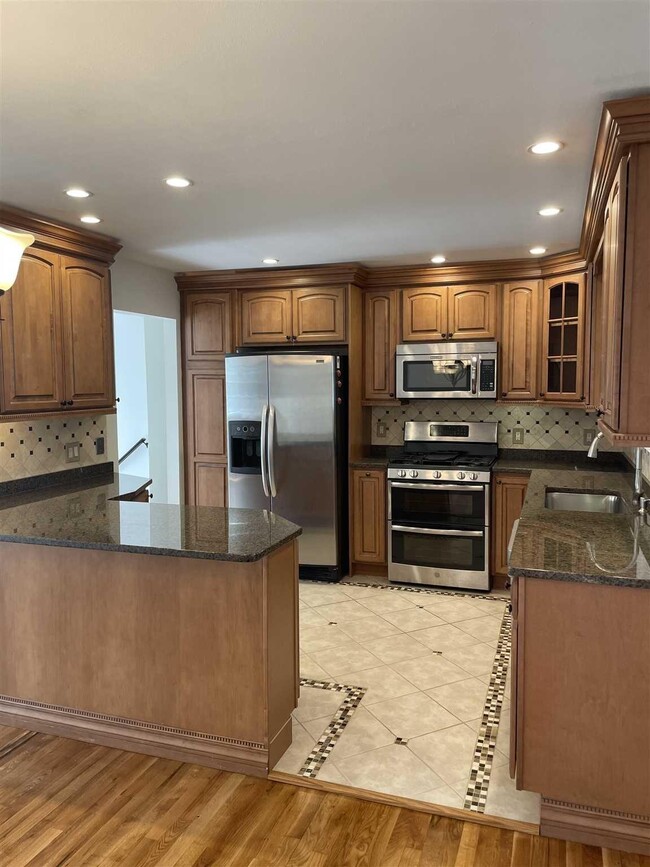 36 Sutton Park Rd in Poughkeepsie, NY - Building Photo - Building Photo