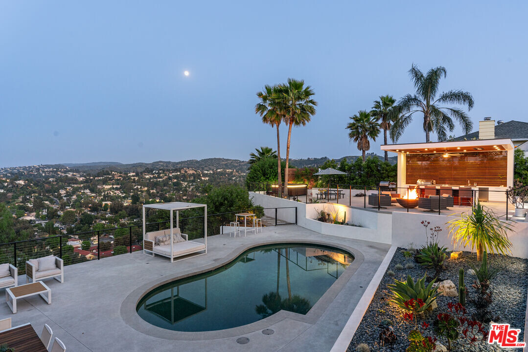 5030 Cerrillos Dr in Los Angeles, CA - Building Photo