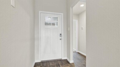 332 St Thomas St in Lockhart, TX - Building Photo - Building Photo