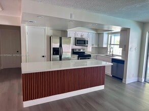 6777 NW 4th St in Margate, FL - Foto de edificio - Building Photo